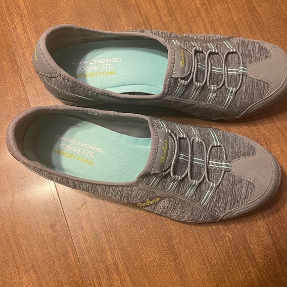 Skechers relaxed fit memory foam slide on sneakers - Picture 2 of 4